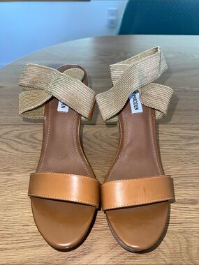 NWOB Steve Madden Tan Leather Sandal with Gold Stretch Ankle Tie